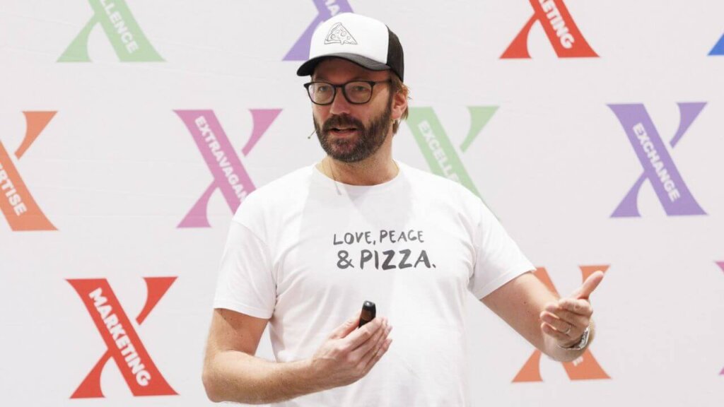 Michael Goetz, Marketingchef der revolutionären Tiefkühlpizza-Marke Gustavo Gusto und „regierender“ Chief Marketing Officer of the year in Deutschland, ließ die TeilnehmerInnen der MARKETING X in Wien in die Marketing-Trickkiste von Gustavo Gusto blicken.