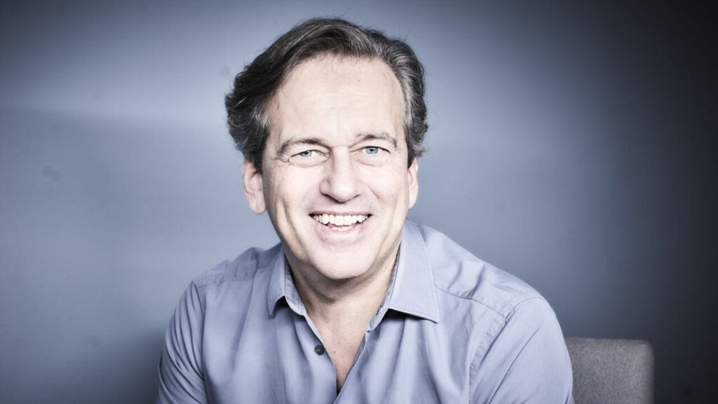 Bernhard Fischer-Appelt – Opening Keynoter der MARKETING X Mitte Oktober 2025 in Wien – ist Unternehmer und Kommunikationsexperte mit einem besonderen Fokus auf affektive Markenführung, narrative Strategien und Zukunftsszenarien. Im Herbst 2024 ist sein neuestes Buch „Playbook Resonanz – Finde die Affekte, die Marken wirklich antreiben“ erschienen.